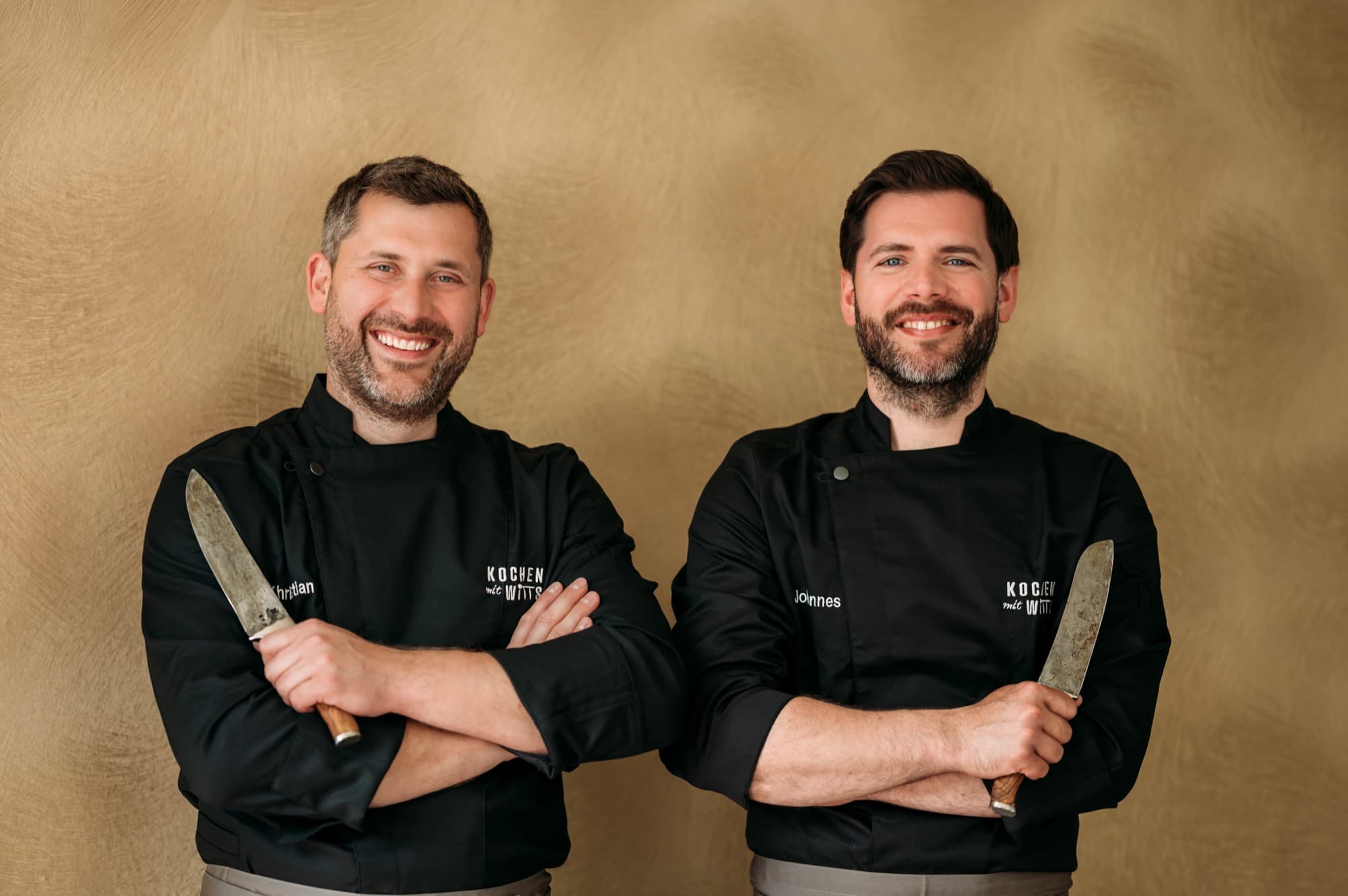 Christian und Johannes Witt — Brüder und Köche der Kochschule Kochen mit Witts in Weiherhammer bei Weiden, mit traditionellen Kochmessern in den Armen